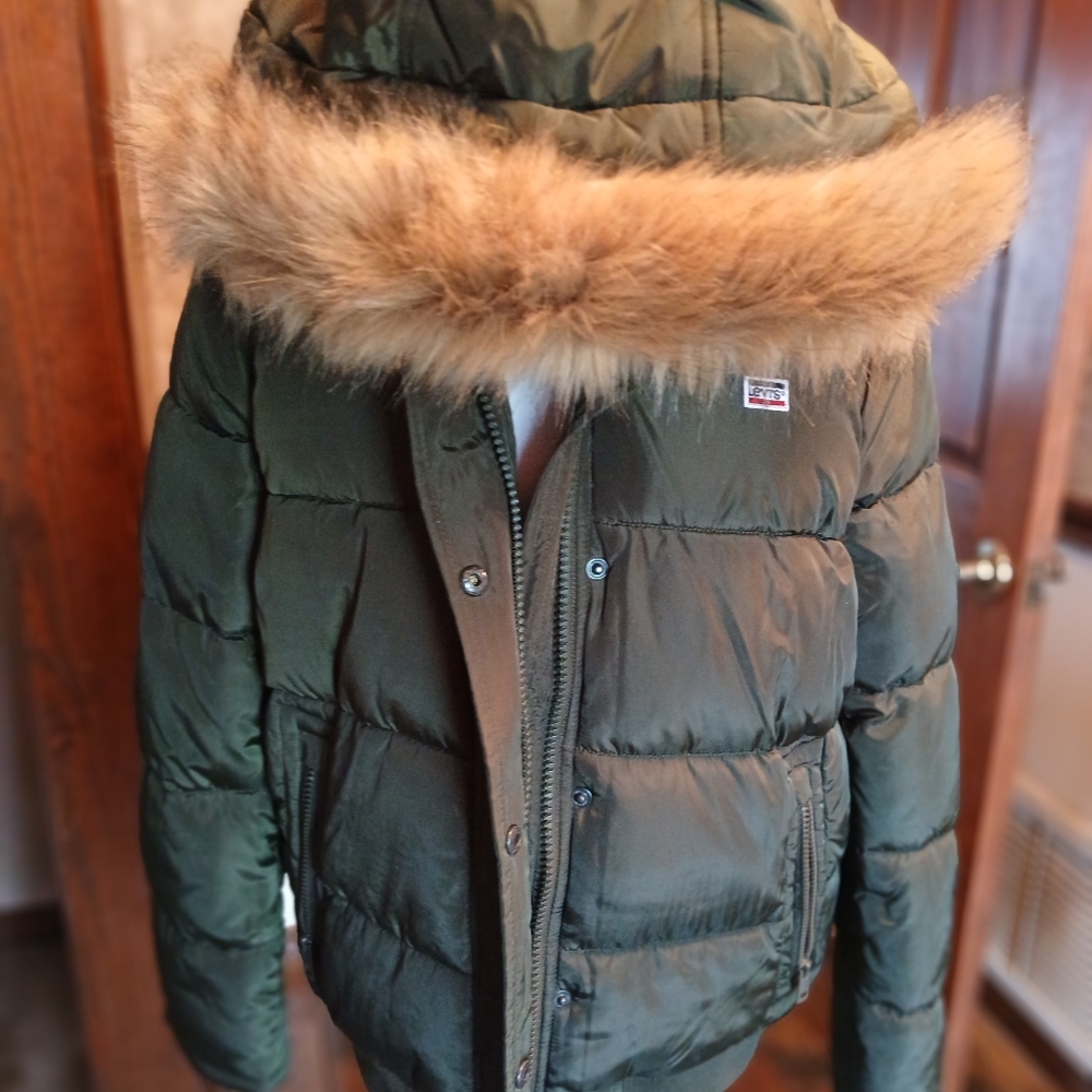 NWT Levi's puffer coat with faux fur trimmed hood. - Picture 3 of 7